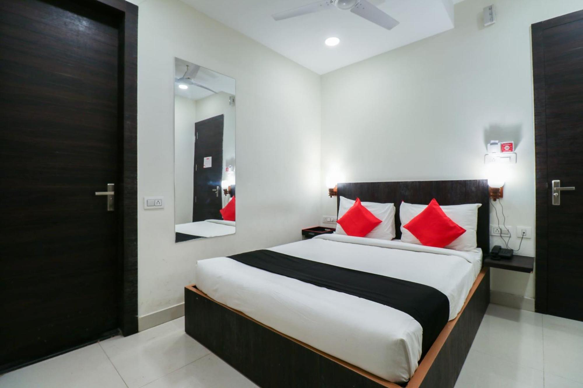 Capital O Gn Suites Бангалор Екстериор снимка