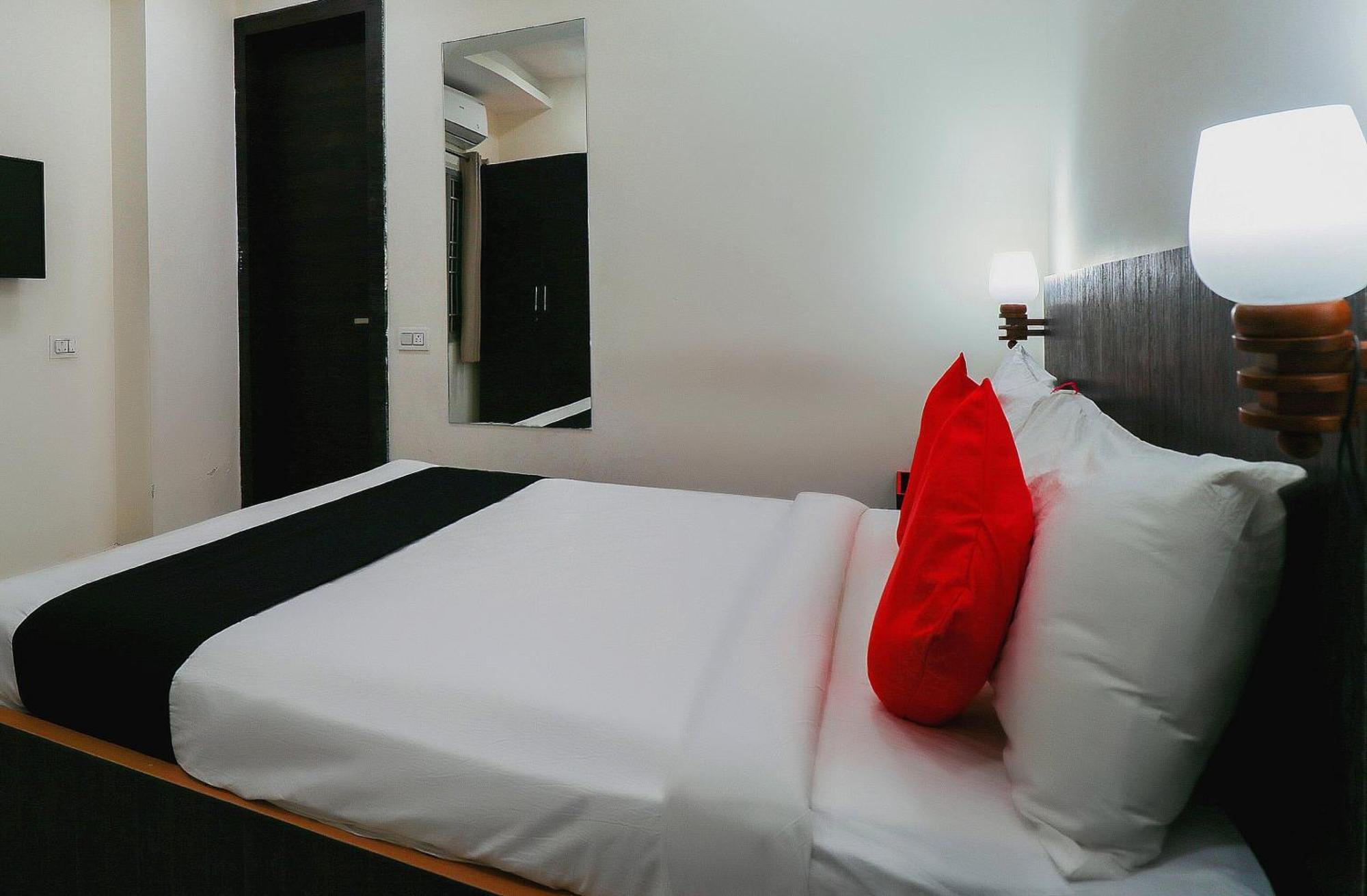 Capital O Gn Suites Бангалор Екстериор снимка