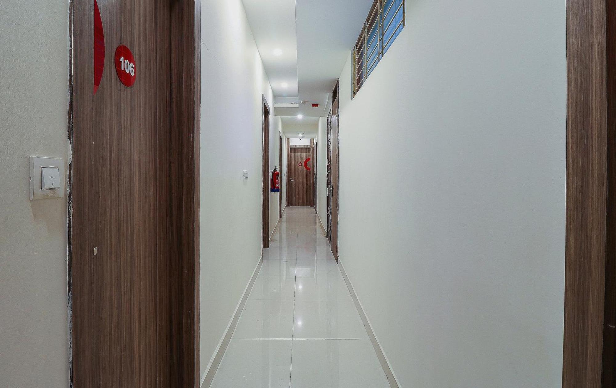 Capital O Gn Suites Бангалор Екстериор снимка