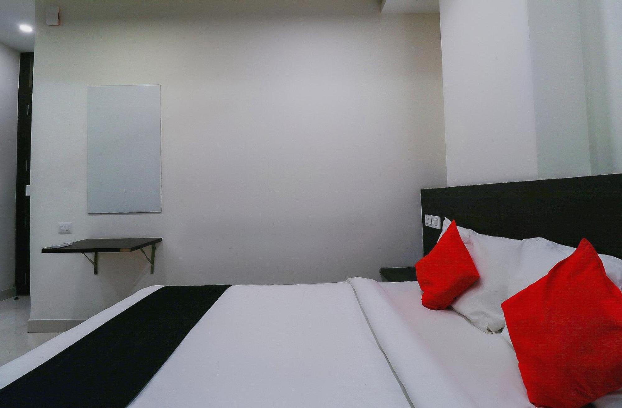 Capital O Gn Suites Бангалор Екстериор снимка