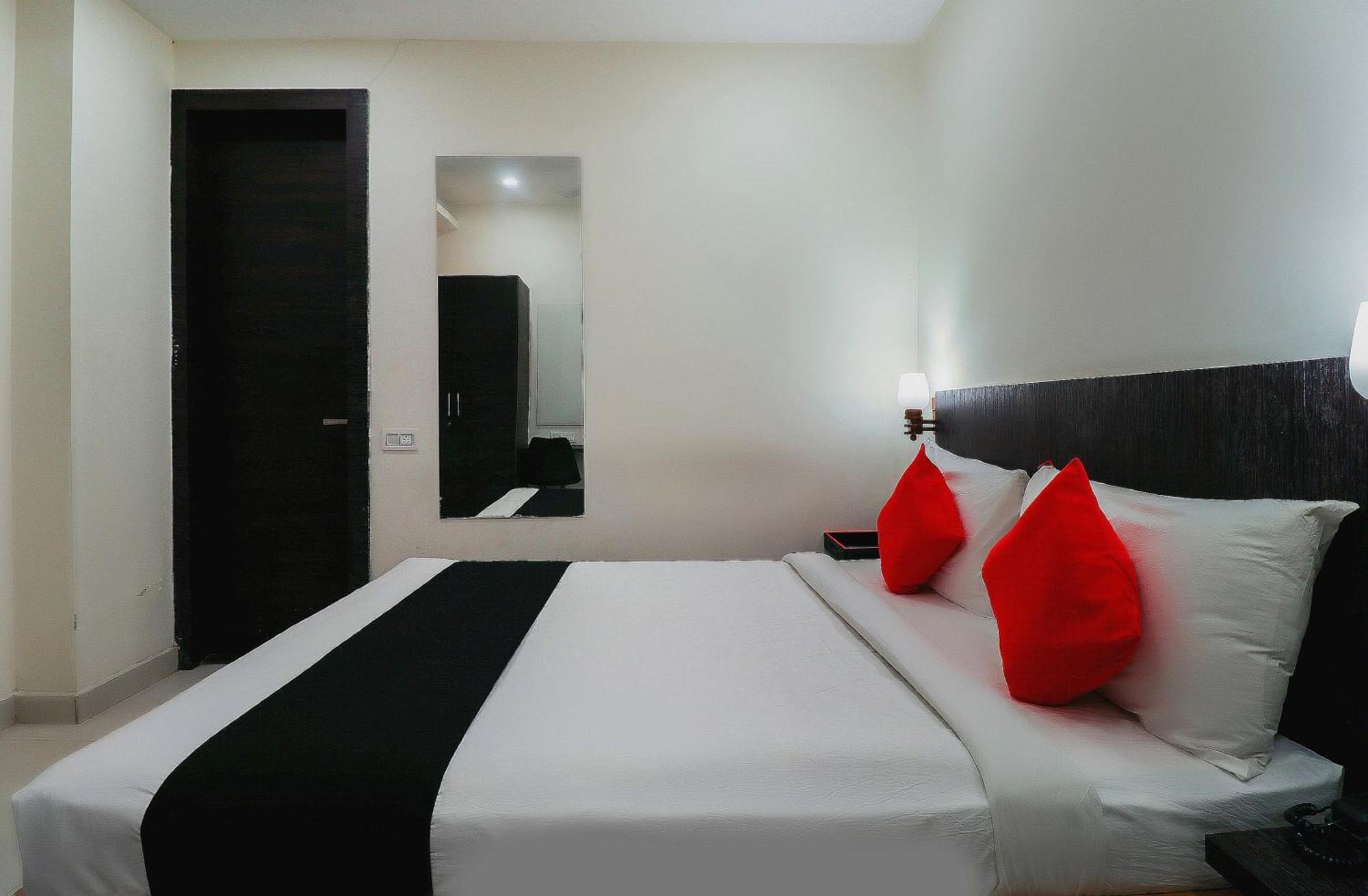 Capital O Gn Suites Бангалор Екстериор снимка