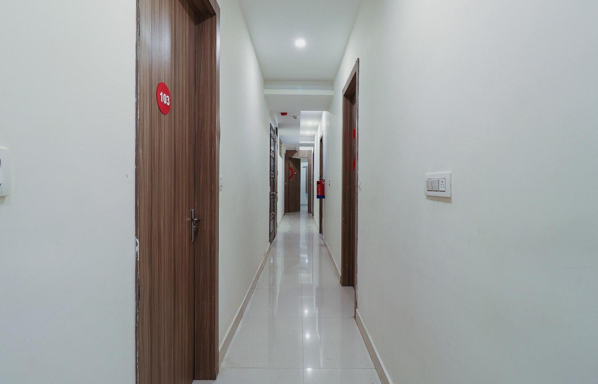 Capital O Gn Suites Бангалор Екстериор снимка